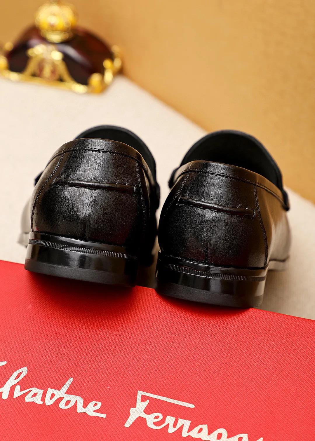 Men's shoes 💰460 💐 Product trademark: Ferragamo "Ferragamo" casual leather shoes Regular size: 38-44 (45.46🉑️customized) Product materials: Selected imported first-layer calfskin upper + luxury hardware buckle, imported water-dyed cowhide leather lining. Strong three-dimensional visual effect, original rubber outsole Color: 1⃣️color optional